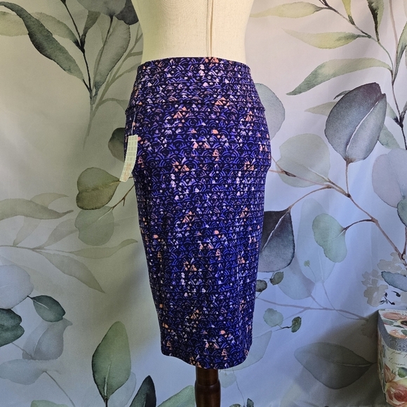LULAROE | Cassie Pencil Skirt in Purple Triangles sz XS - Picture 3 of 7
